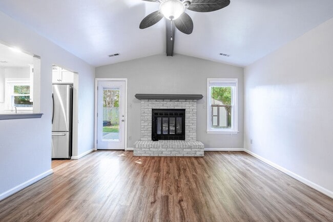 Building Photo - Beautiful 3 bedroom 2 bath house w/attached garage.