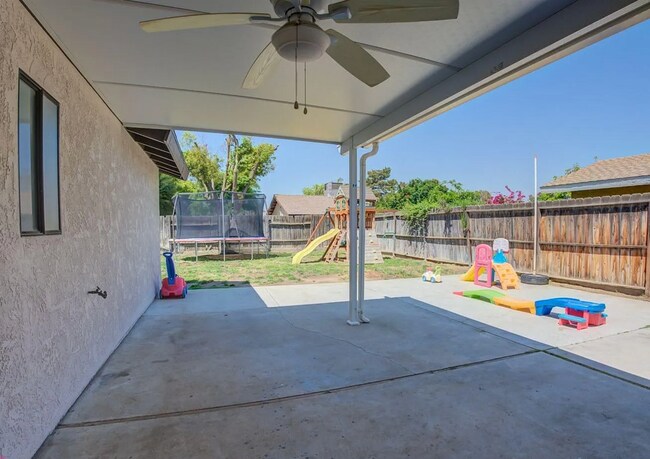 Building Photo - Beautiful 3 Bedroom 2 Bath