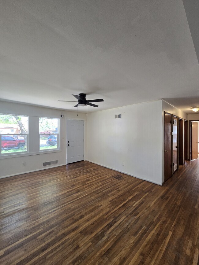 Building Photo - 1121 Luther E