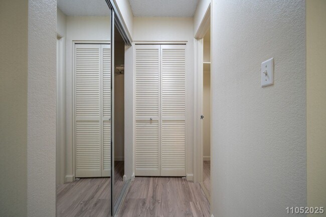 Building Photo - Available Now! 2 BD / 1 BA / 2 Parking sta...