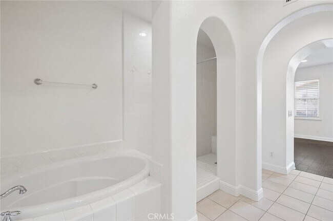Building Photo - 67 Mandria