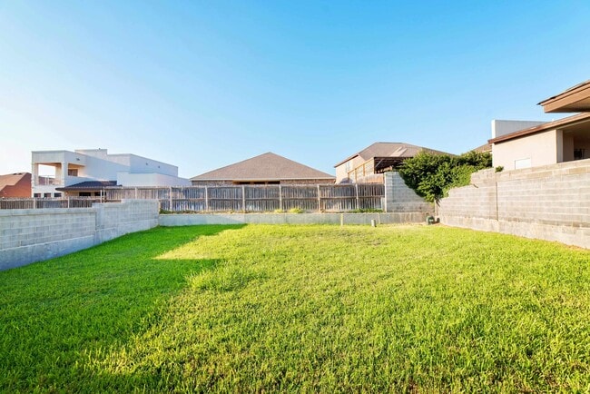 Building Photo - 120 Tranquilo Dr