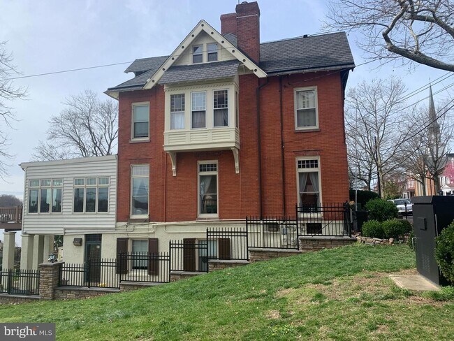 Building Photo - 256 Radcliffe St