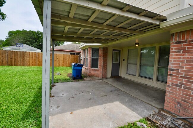 Building Photo - 6822 La Puente Dr