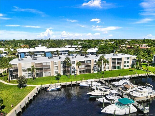 Building Photo - 1950 SW Palm City Rd