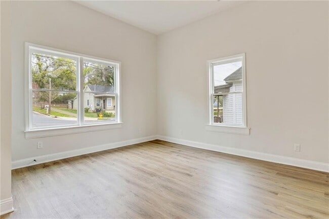 Building Photo - 1006 Maple Ave SW