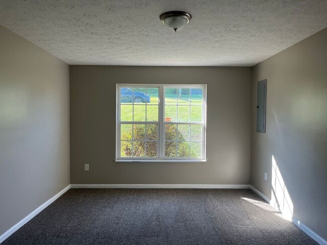 Building Photo - 2-bedroom, 2-bathroom home located in the beautiful Dandridge