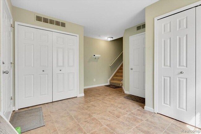 Building Photo - 1048 Lakepointe St