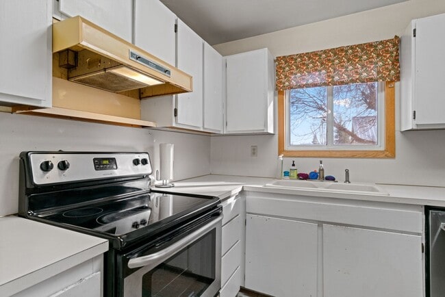 Building Photo - 3 Bedroom 1.5 Bath