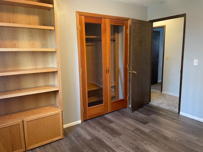 Building Photo - 1/2 Off First Full Months Rent w/ 12m Leas...