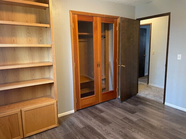 Building Photo - 4 Bedroom Rambler on 1 Acre!!