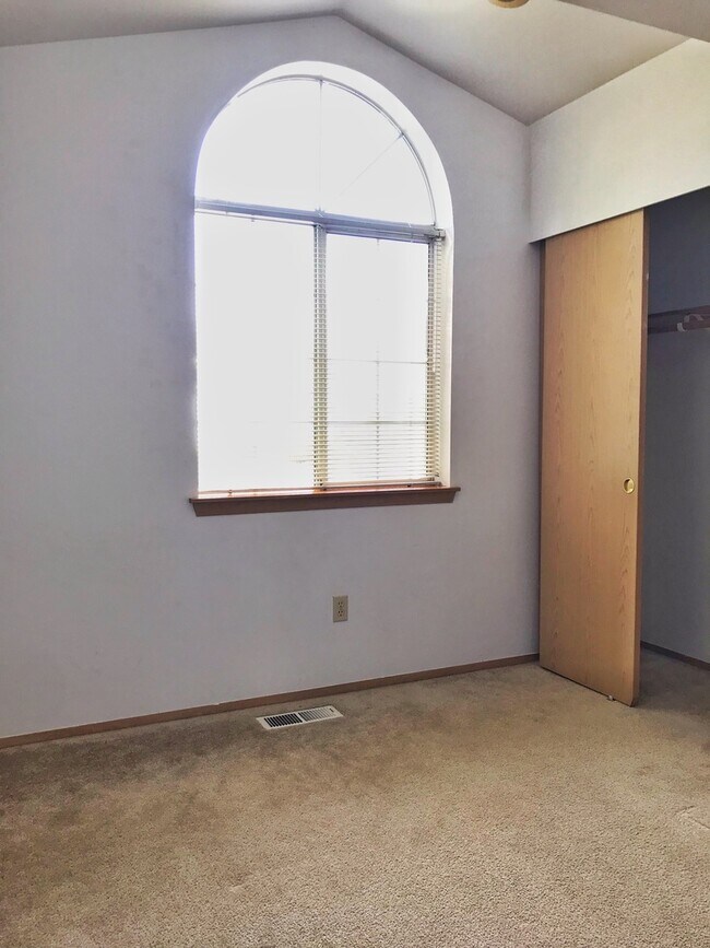 Building Photo - Great 3 bed with huge yard!