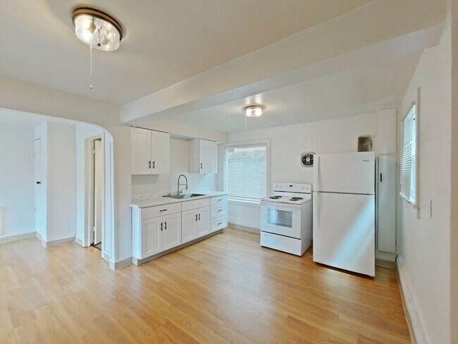 Building Photo - 423 E 18th Ave