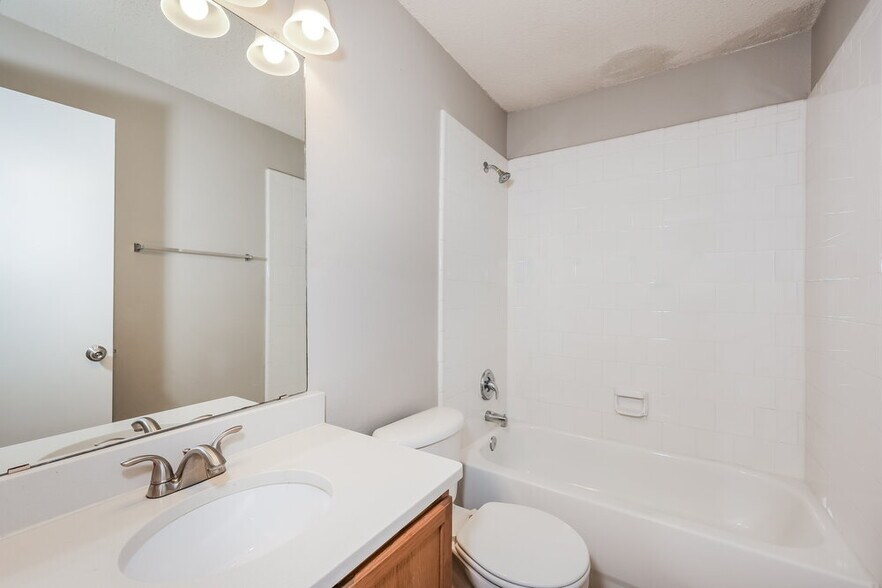 Building Photo - 833 Lariat Dr