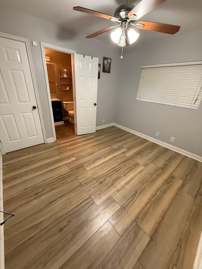 Building Photo - 215 Mallow Grove