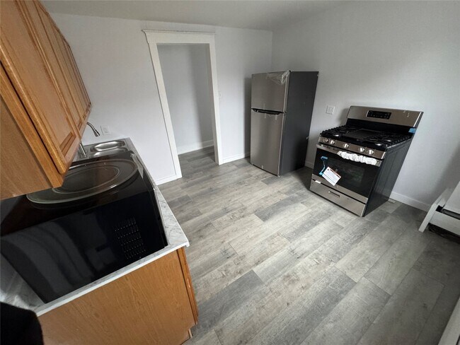 Building Photo - 28 Emma St