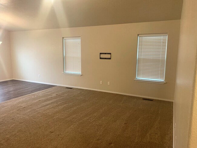 Building Photo - 624 N Scotney Ave