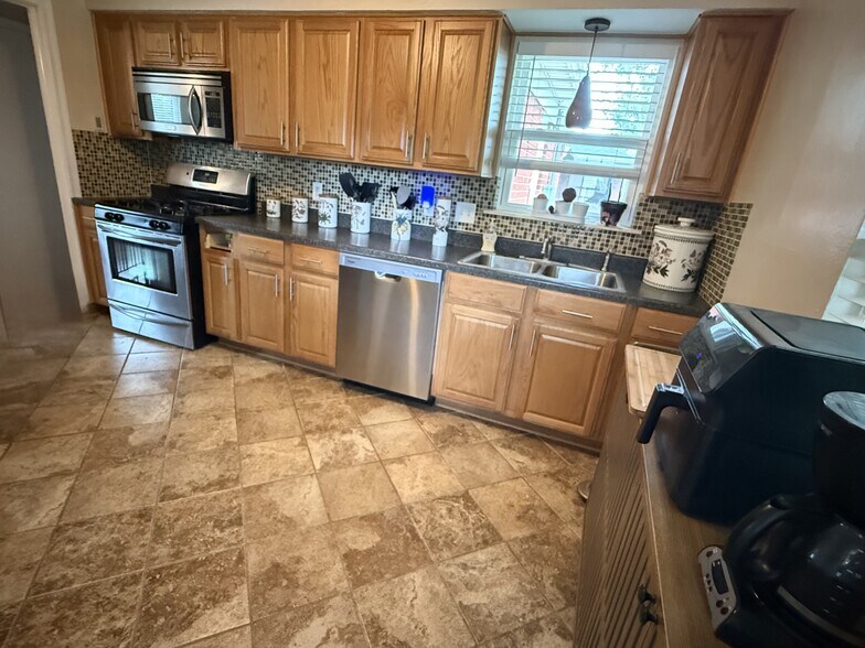 Building Photo - 10325 Newcombe Dr