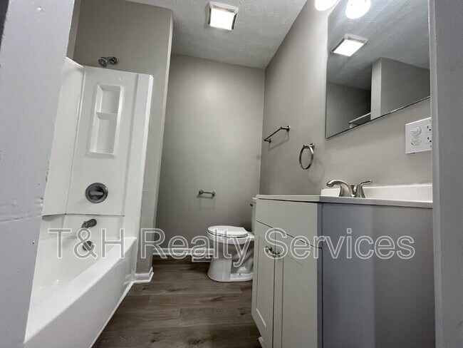 Building Photo - 512 E 33rd St