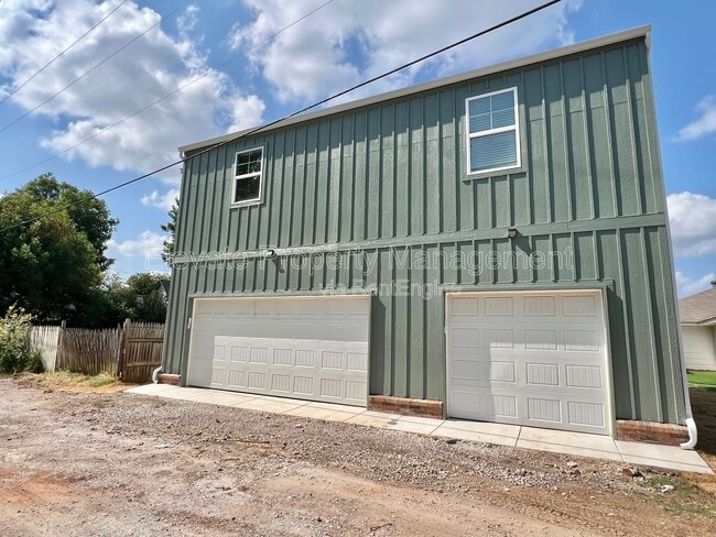 Building Photo - 216 E Hurd St
