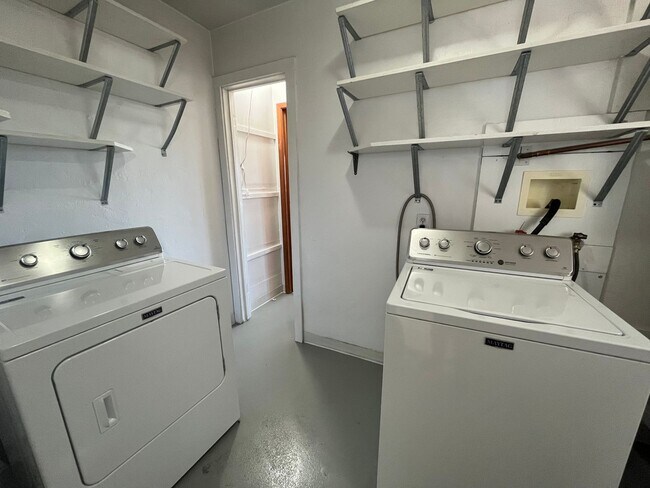 Building Photo - Cute 3 Bedroom 2 Bathroom Home In The NE!