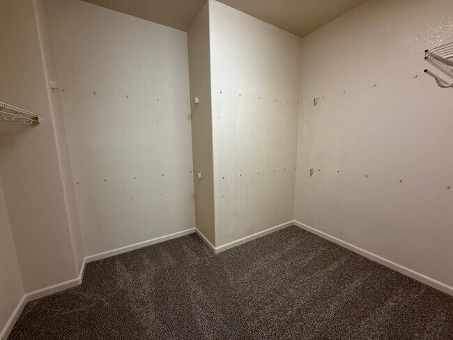 Building Photo - 1487 Highland Dr