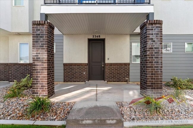 Building Photo - Beautiful 3 Bed 2.5 Bath Townhome in West ...
