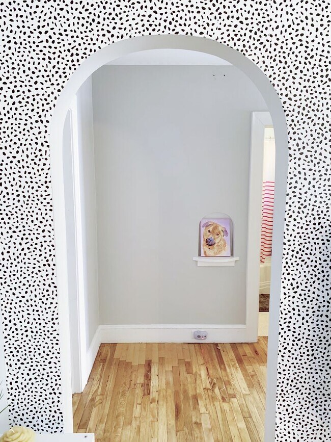 Building Photo - 3 Bedrooms 2 Full Bathrooms (one block fro...