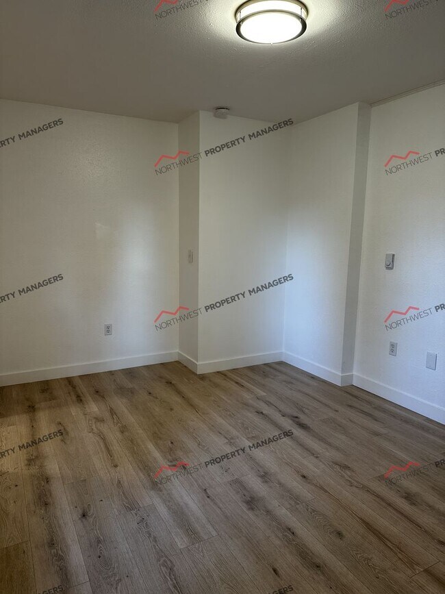 Building Photo - R58