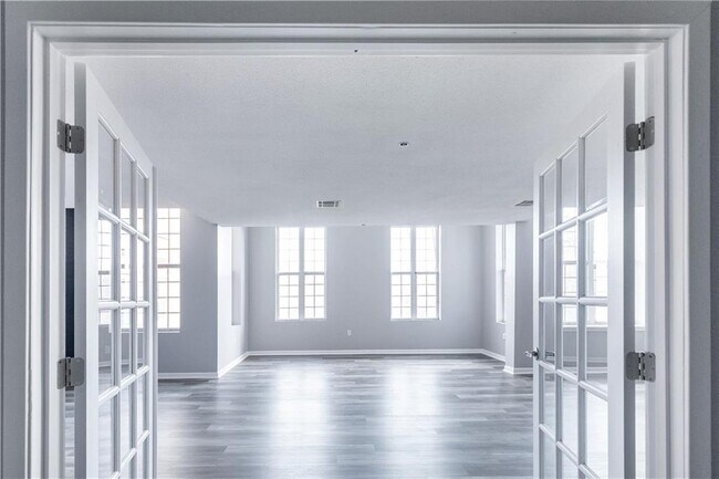 Building Photo - 2 School St