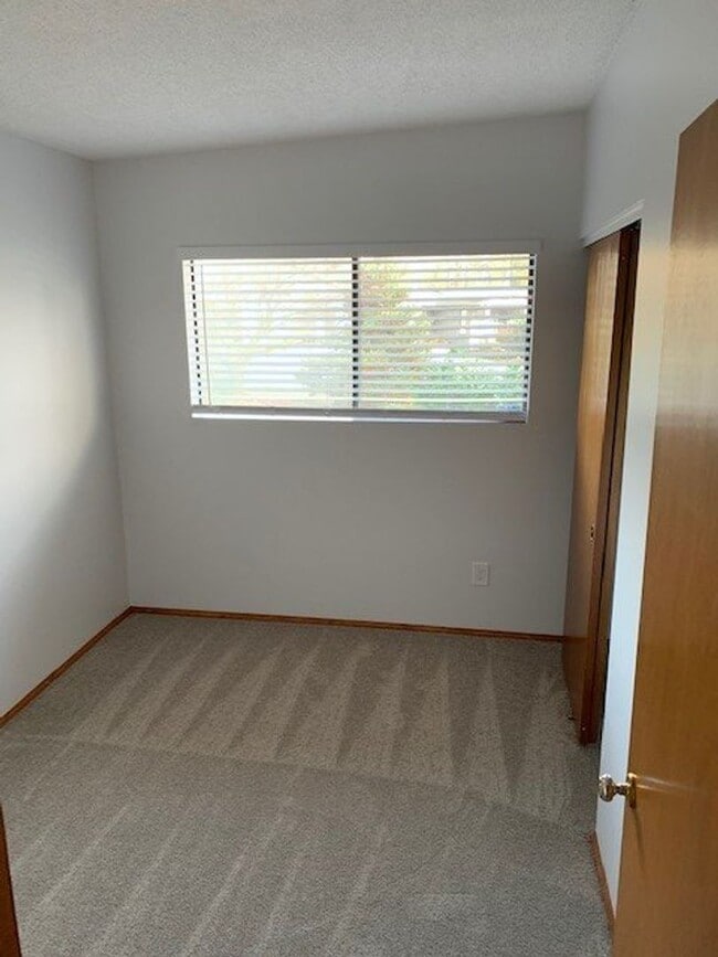 Building Photo - Newly Updated Bellevue/Interlake Rambler Home!