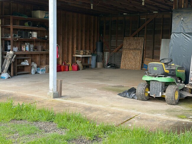 Building Photo - Large home on rural property in Carlton