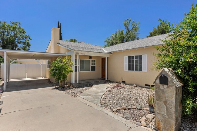 Building Photo - Spacious 4-Bedroom Family Home in Northridge!