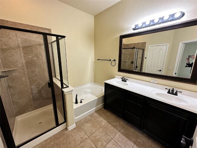 Building Photo - Stunning 3 Bedroom Home in Holland Meadows