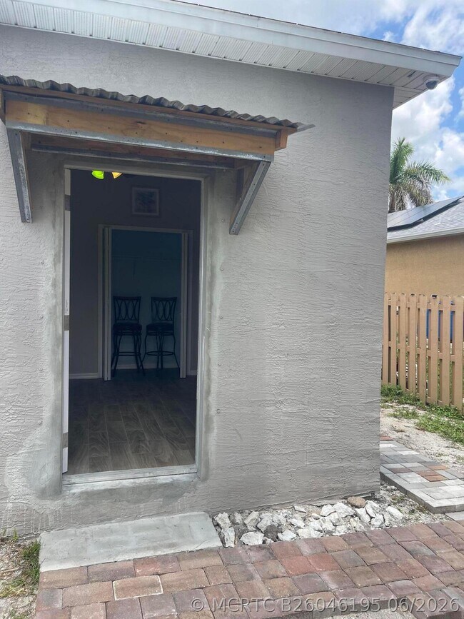 Building Photo - 4581 SW Floral St