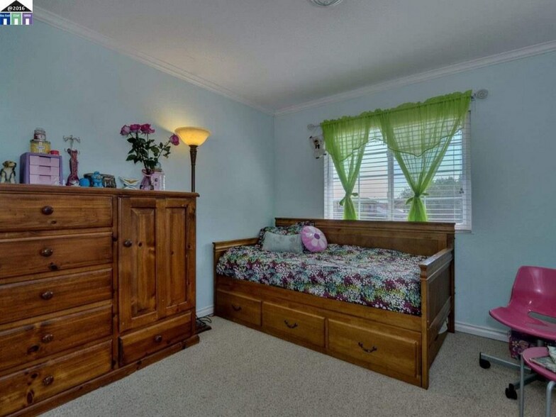 Building Photo - 3813 Lake Ontario Dr