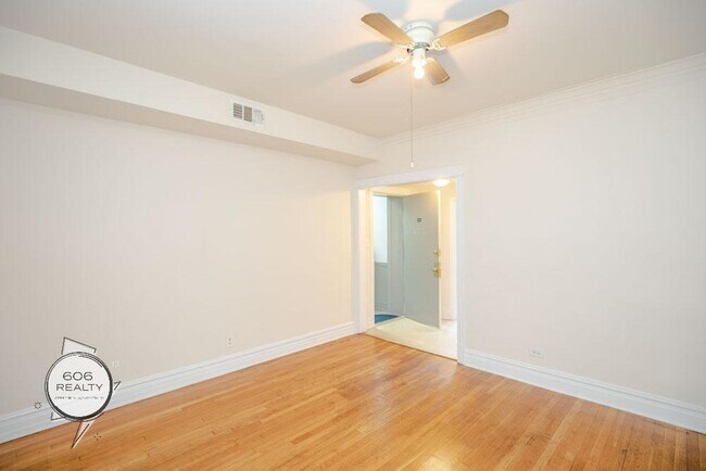 Building Photo - Marquette Park 2 Bed w/Hardwood Floors & Central heat
