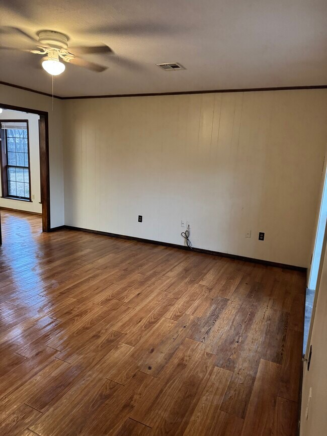 Building Photo - 323 S Shurley St