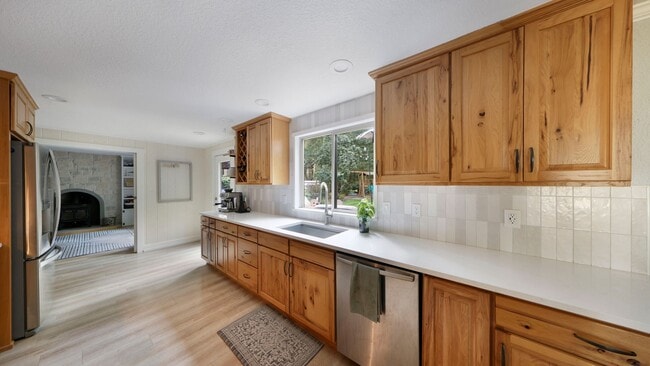 Building Photo - 3 Bed 2.5 Bath - Exceptional Condition - P...