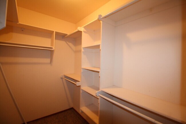 Building Photo - Great location in Yukon! 3 Bed Duplex