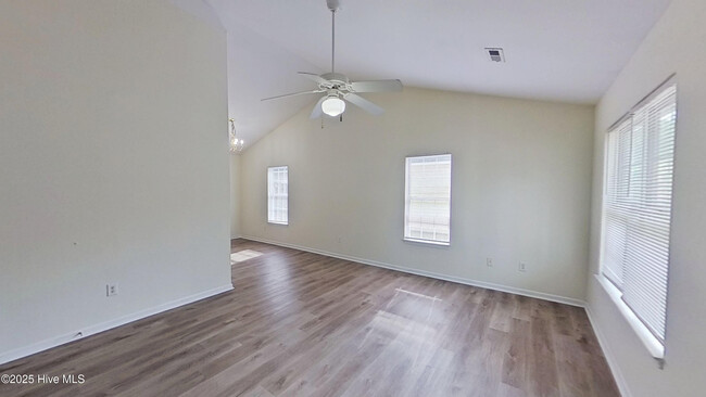 Building Photo - 4240 Sunglow Dr