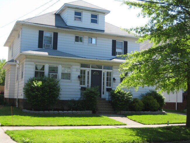 Building Photo - 2577 E 127th St