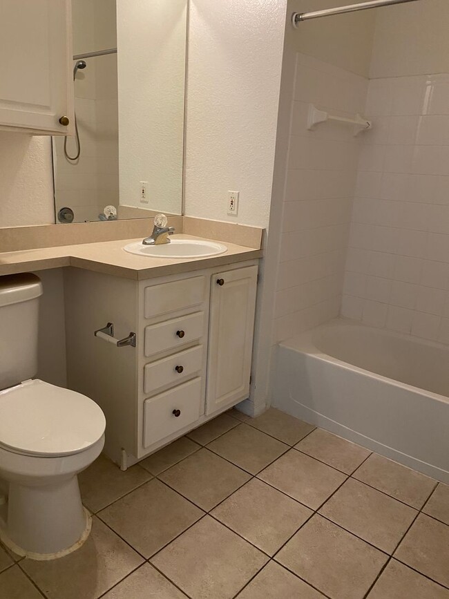 Building Photo - Gated 2 bedroom, 2 bath, Maitland Condo wi...