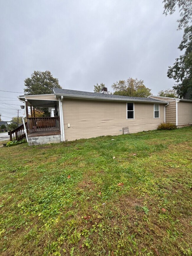 Building Photo - 606 N Upper St