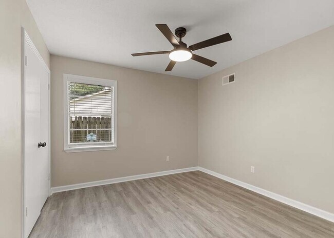 Building Photo - 908 N Roselawn Dr