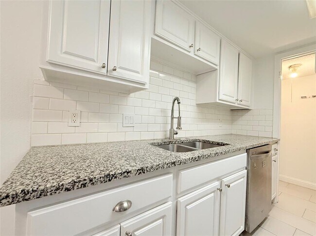 Building Photo - 2124 Burton Dr