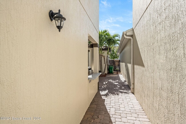 Building Photo - 2713 Rodina Dr
