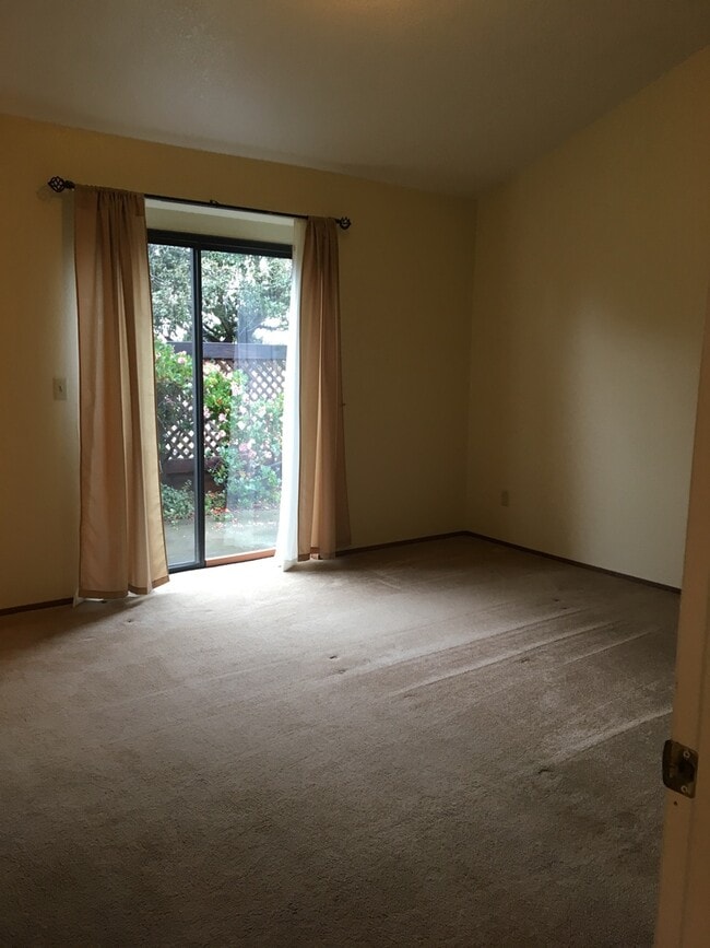 Building Photo - Great 2 Bedroom 2 Bath Condo in Seaside