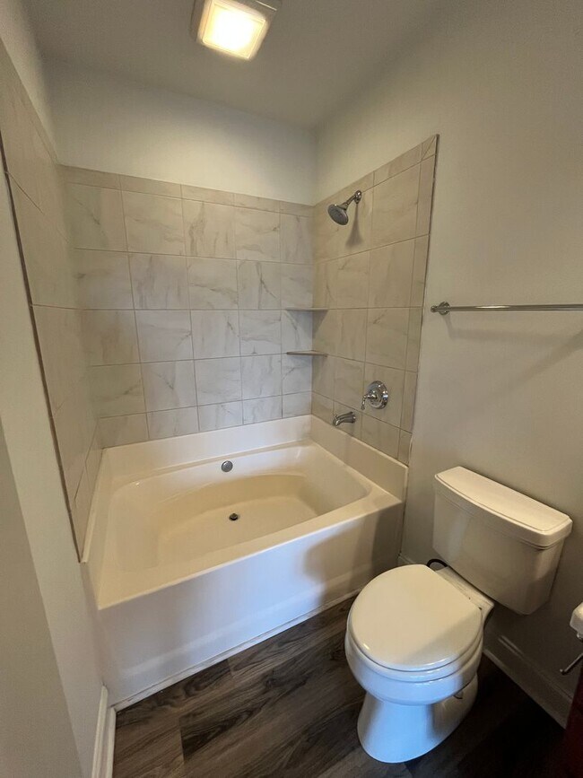 Building Photo - Modern condo  in the center of shopping , restaurants and entertainment venues.