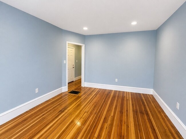 Building Photo - 9 Nightingale St